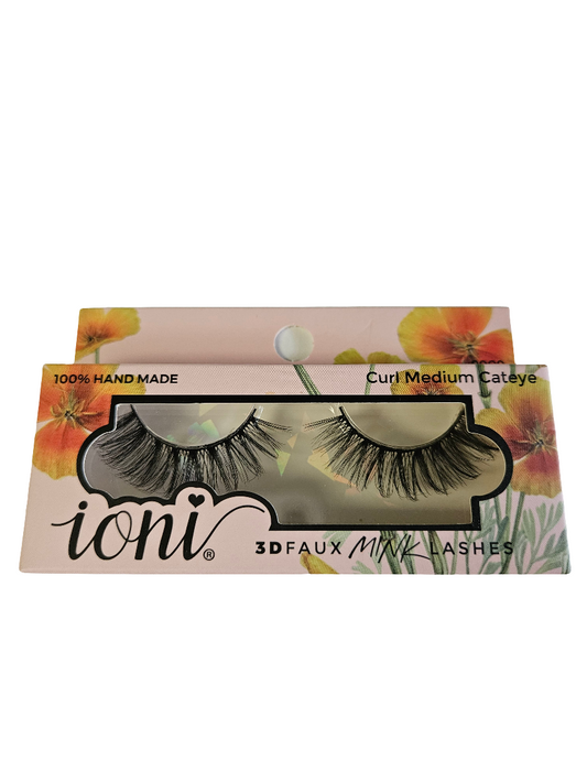 Cateye strip eyelashes in brand package